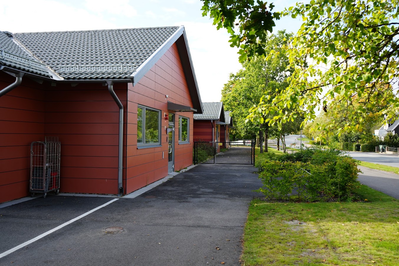 Fasad och utemiljö, ur LJ Byggs bildarkiv.