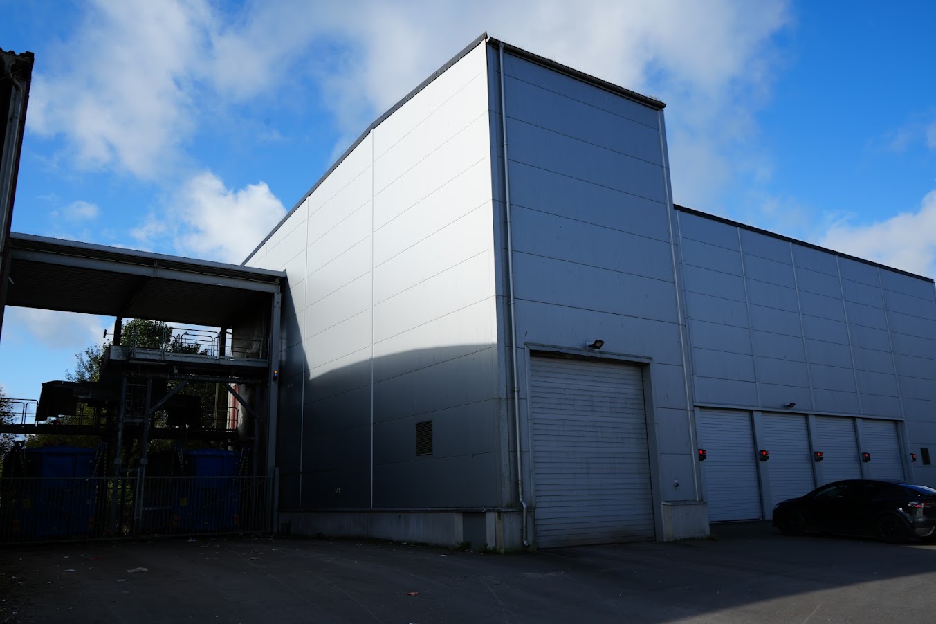 Industribyggnad med ljusa fasader och stora portar
