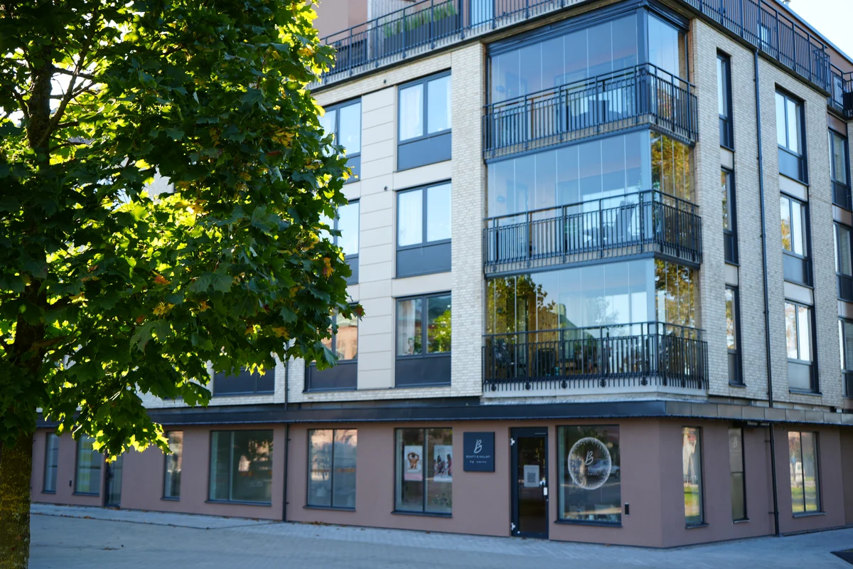 Glasade balkonger och butikslokaler i bottenplan.