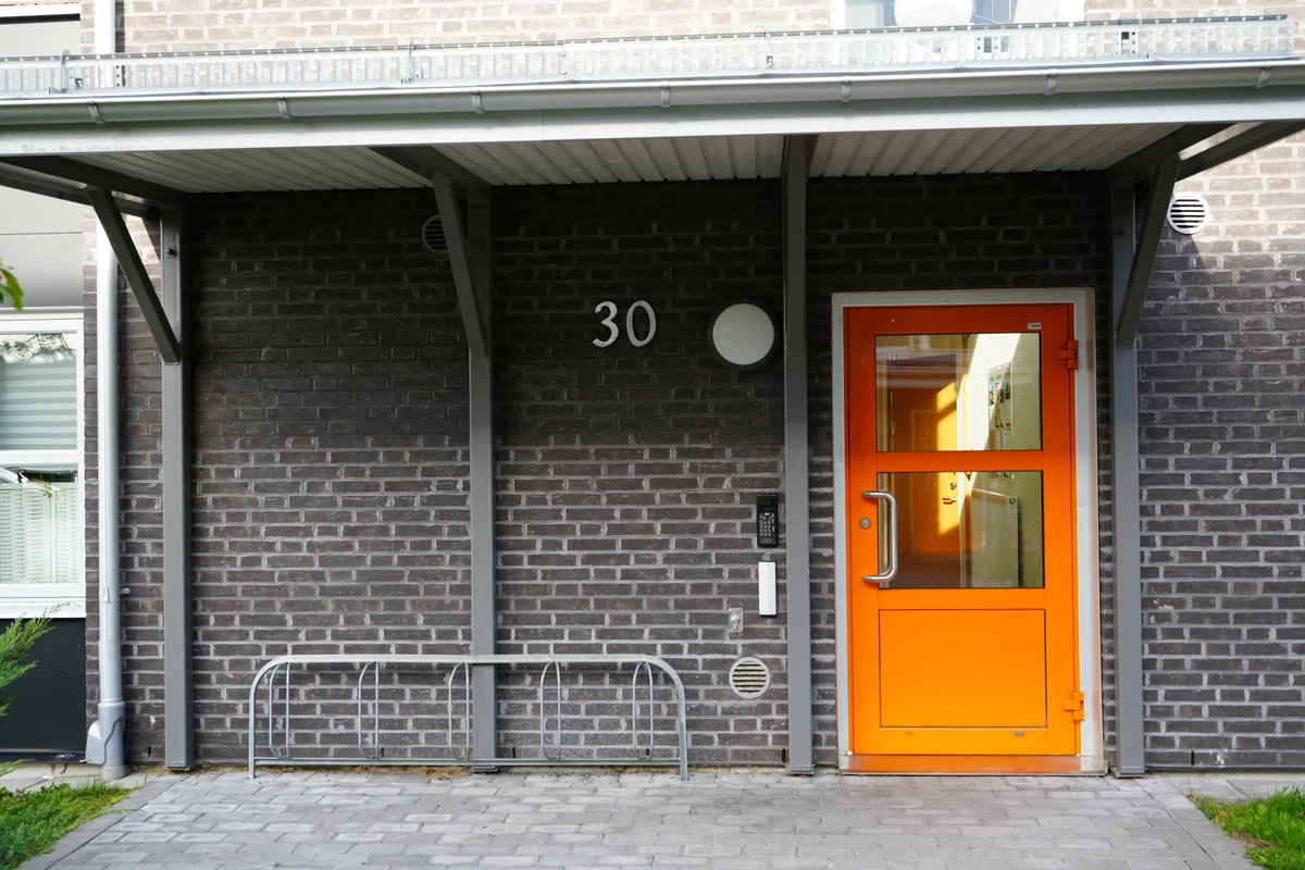 Entré, tegel och materialdetaljer ur LJ Byggs bildarkiv.
