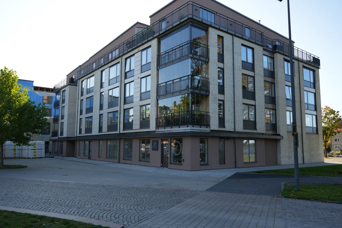 Loket 1 – byggnaden och dess möte med gatan.