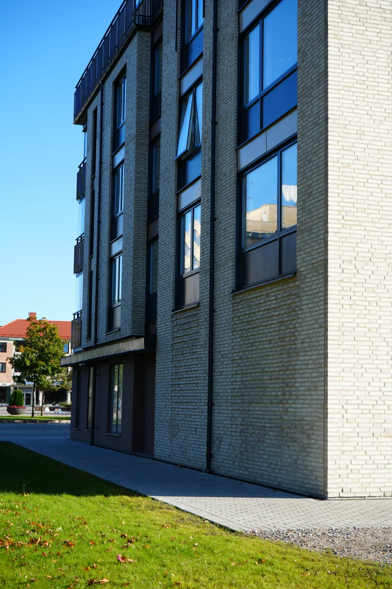 Loket 1, sett från byggnadens sida.