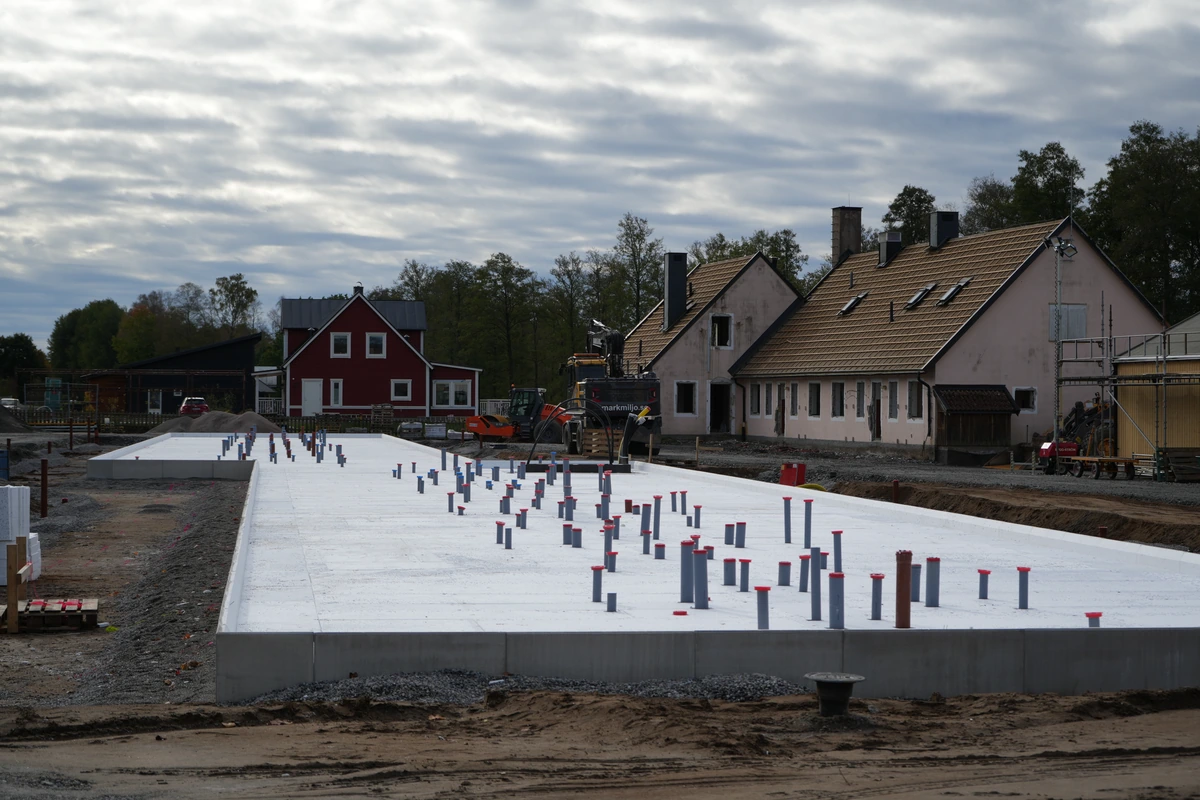 Ryssbygymnasiet · grundläggning under byggskedet.