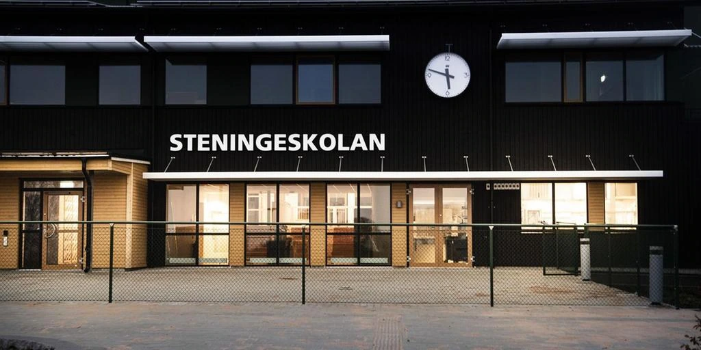 Steningeskolans entré i kvällsljus.