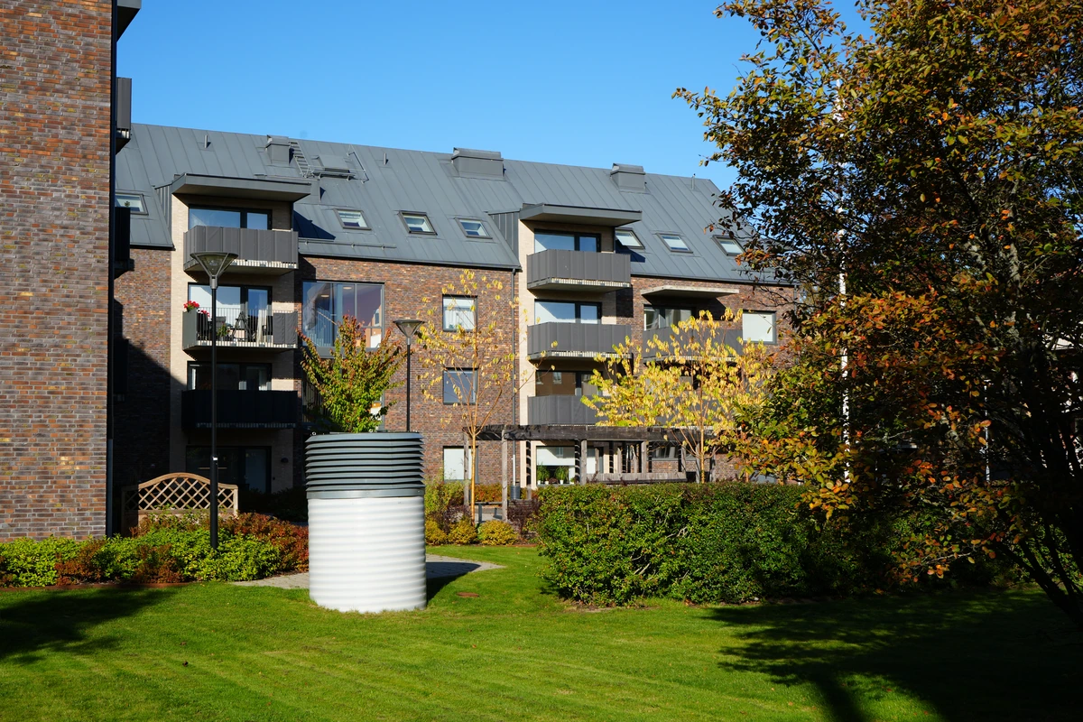 Uttern · planteringar och balkonger mot gården.