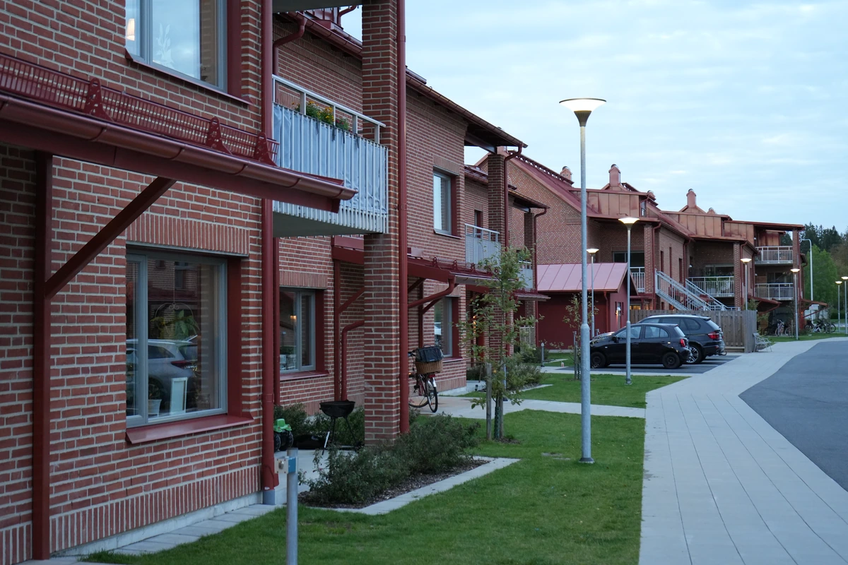 Väduren · gångstråket mellan tegelfasaderna.