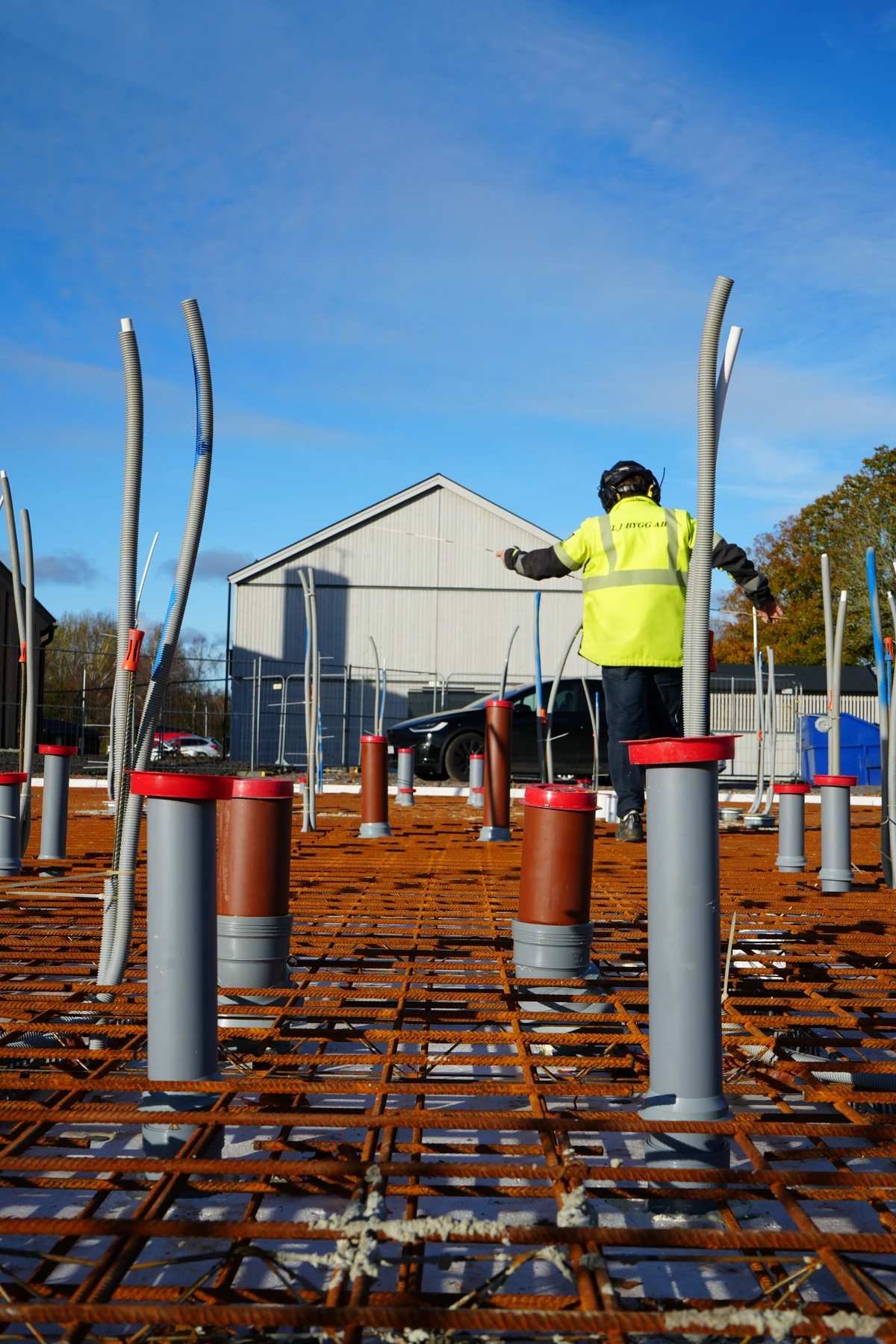 Medarbetare i arbete bland armering och installationer vid Ryssbygymnasiet.